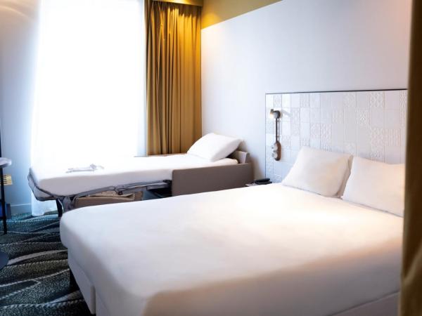 ibis Styles Paris Gare De Lyon TGV : photo 5 de la chambre chambre triple avec 1 lit double et 1 canapé-lit