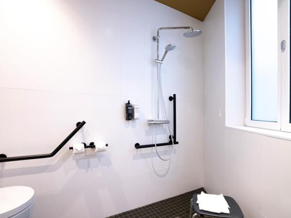 ibis Styles Paris Gare De Lyon TGV : photo 6 de la chambre chambre triple avec 1 lit double et 1 canapé-lit