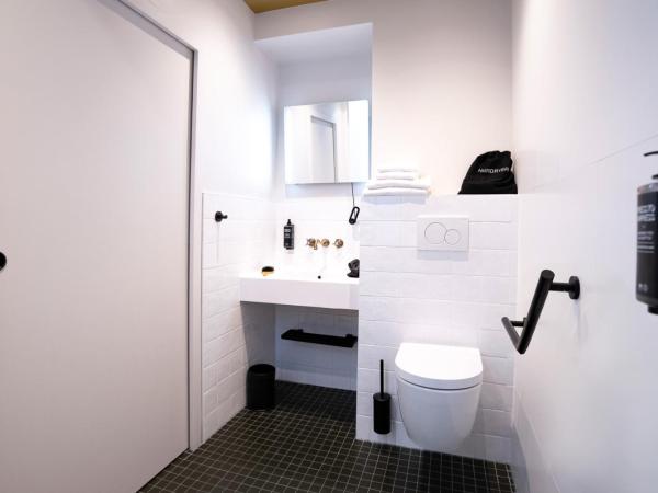 ibis Styles Paris Gare De Lyon TGV : photo 7 de la chambre chambre triple avec 1 lit double et 1 canapé-lit