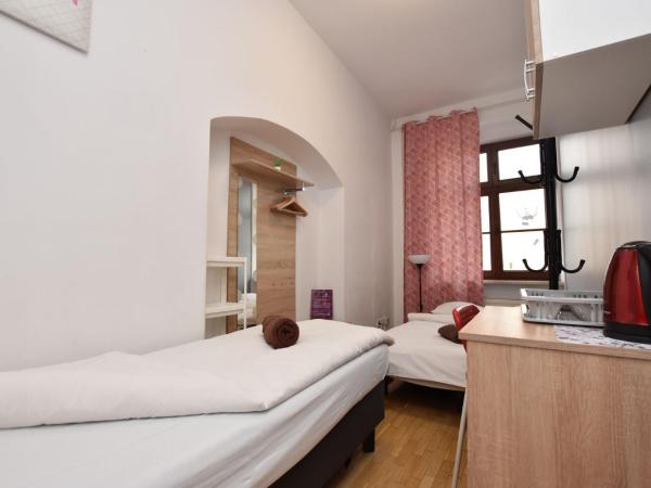 City Central Hostel - Pokoje prywatne : photo 2 de la chambre chambre familiale avec salle de bains commune