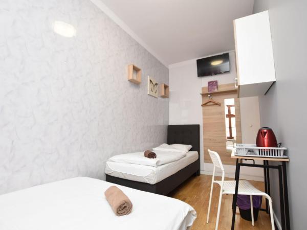 City Central Hostel - Pokoje prywatne : photo 3 de la chambre chambre triple avec salle de bains commune