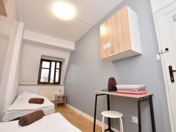 City Central Hostel - Pokoje prywatne : photo 3 de la chambre chambre lits jumeaux avec salle de bains commune