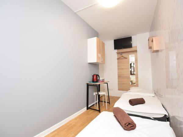 City Central Hostel - Pokoje prywatne : photo 2 de la chambre chambre lits jumeaux avec salle de bains commune