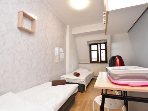 City Central Hostel - Pokoje prywatne : photo 1 de la chambre chambre lits jumeaux avec salle de bains commune