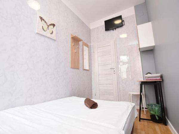 City Central Hostel - Pokoje prywatne : photo 3 de la chambre chambre double avec salle de bains commune