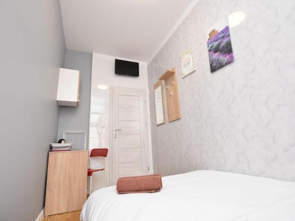 City Central Hostel - Pokoje prywatne : photo 3 de la chambre chambre double avec salle de bains commune