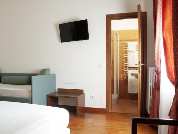 Hotel San Guido : photo 3 de la chambre chambre double ou lits jumeaux avec lit d'appoint
