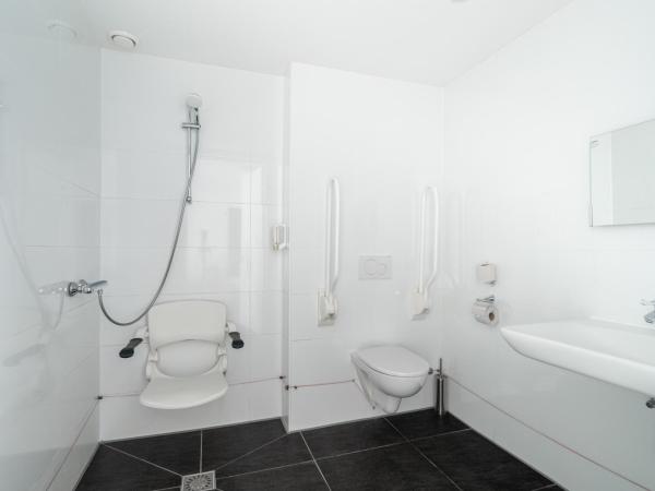easyHotel Maastricht City Centre : photo 8 de la chambre chambre quadruple - accessible aux personnes à mobilité réduite