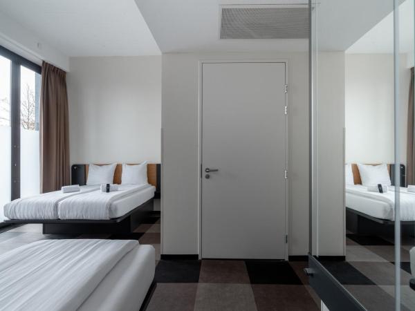 easyHotel Maastricht City Centre : photo 2 de la chambre chambre quadruple - accessible aux personnes à mobilité réduite