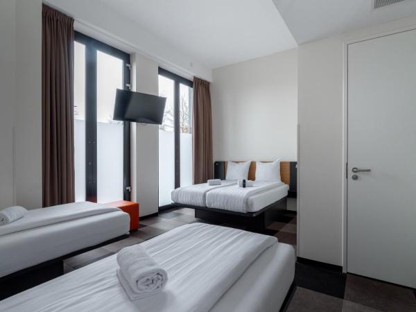 easyHotel Maastricht City Centre : photo 3 de la chambre chambre quadruple - accessible aux personnes à mobilité réduite