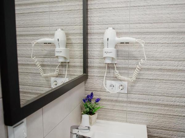 Pensión mastil 16. P2 : photo 8 de la chambre chambre quadruple avec salle de bains privative