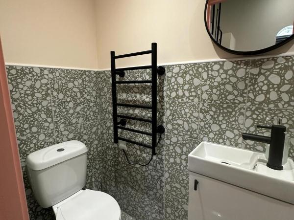 Cozy En-suite Loft in Trendy Local : photo 10 de la chambre chambre double avec salle de bains privative