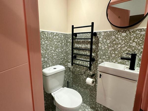 Cozy En-suite Loft in Trendy Local : photo 9 de la chambre chambre double avec salle de bains privative