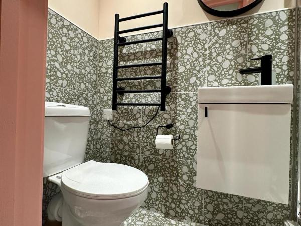 Cozy En-suite Loft in Trendy Local : photo 5 de la chambre chambre double avec salle de bains privative