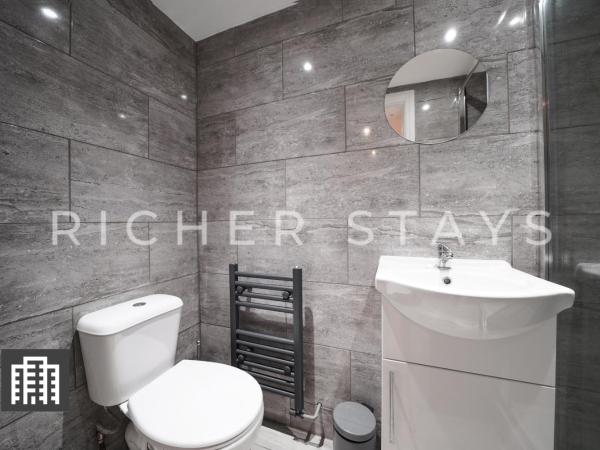 Hackney Suites - En-suite rooms & amenities : photo 3 de la chambre chambre double avec salle de bains commune