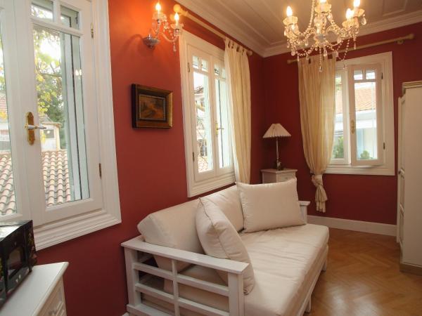 The Aigli : photo 7 de la chambre suite rose