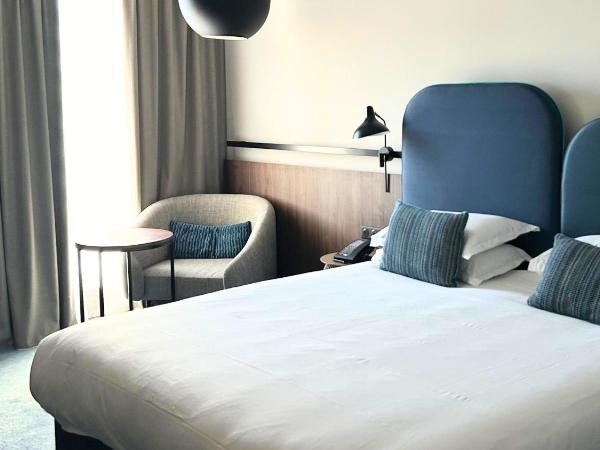 Crowne Plaza - Nice - Grand Arenas, an IHG Hotel : photo 10 de la chambre chambre premium avec 1 lit king-size - douche accessible en fauteuil roulant