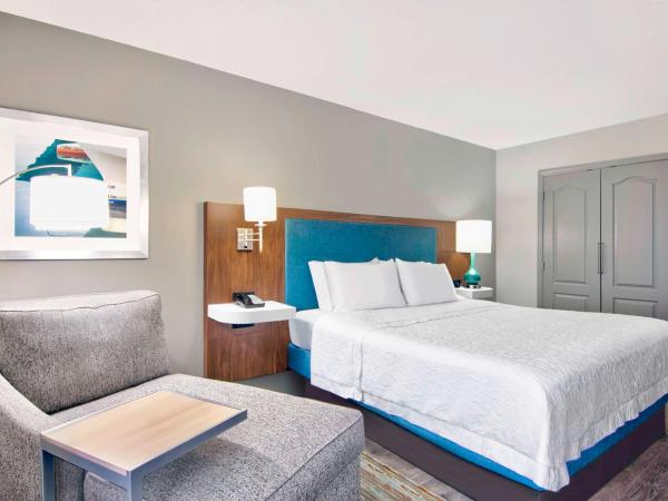 Hampton Inn Ft Lauderdale Airport North Cruise Port : photo 5 de la chambre chambre lit king-size avec four micro-ondes et réfrigérateur - non-fumeurs