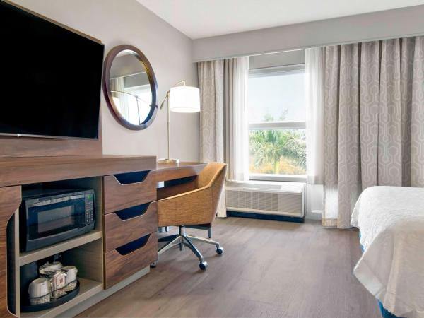 Hampton Inn Ft Lauderdale Airport North Cruise Port : photo 6 de la chambre chambre 2 lits queen-size - accessible aux personnes à mobilité réduite et adaptée aux personnes malentendantes - non-fumeurs
