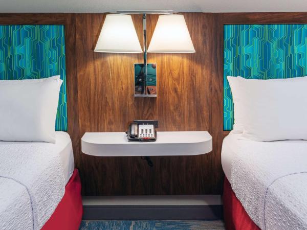Hampton Inn and Suites Houston Central : photo 1 de la chambre chambre 2 lits queen-size - accessible aux personnes à mobilité réduite et adaptée aux personnes malentendantes - non-fumeurs
