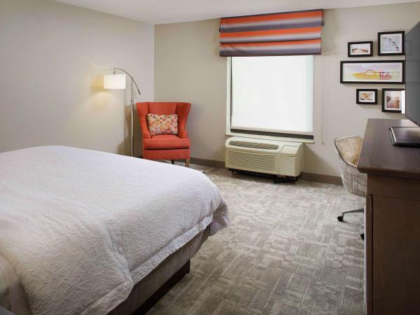 Hampton Inn by Hilton Garden City Long Island : photo 2 de la chambre chambre lit king-size - non-fumeurs