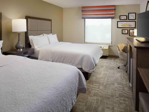 Hampton Inn by Hilton Garden City Long Island : photo 1 de la chambre chambre 2 lits queen-size - non-fumeurs