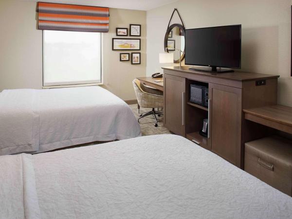 Hampton Inn by Hilton Garden City Long Island : photo 3 de la chambre chambre 2 lits queen-size - non-fumeurs