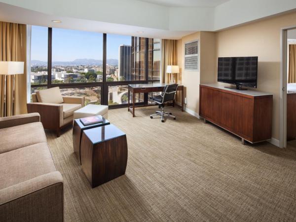 The Westin Bonaventure Hotel & Suites, Los Angeles : photo 5 de la chambre suite tour 1 chambre avec lit king-size et canapé-lit - vue sur ville