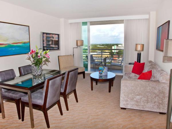 GALLERY One - A DoubleTree Suites by Hilton Hotel : photo 1 de la chambre suite queen double avec balcon et vue sur la ville