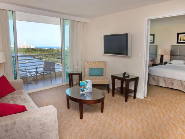 GALLERY One - A DoubleTree Suites by Hilton Hotel : photo 2 de la chambre suite 2 lits queen-size avec balcon - vue sur cours d'eau