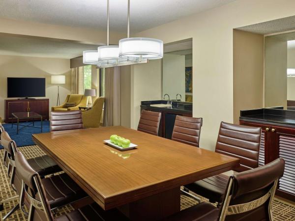 DoubleTree by Hilton Houston Intercontinental Airport : photo 4 de la chambre suite 2 pièces avec lit king-size - non-fumeurs
