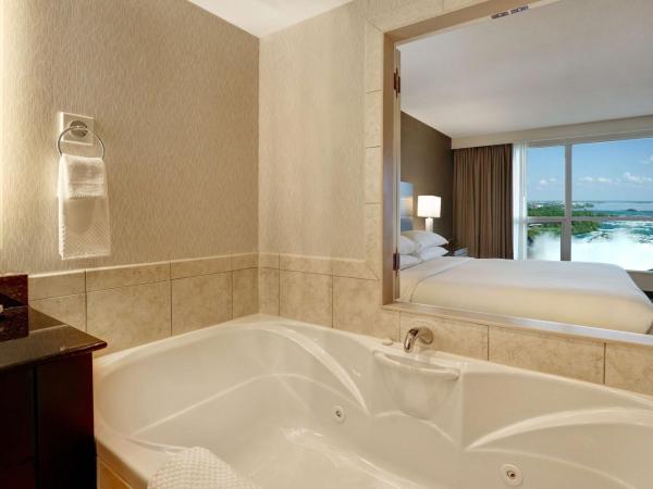 Embassy Suites by Hilton Niagara Falls/ Fallsview : photo 4 de la chambre king suite with spa bath - horseshoe falls view