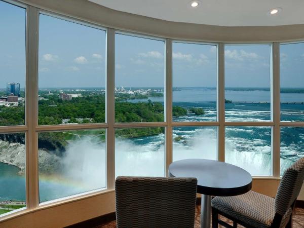 Embassy Suites by Hilton Niagara Falls/ Fallsview : photo 2 de la chambre presidential king suite with horseshoe/us falls view