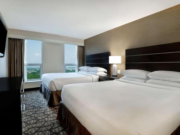 Embassy Suites by Hilton Niagara Falls/ Fallsview : photo 2 de la chambre suite queen avec vue sur la ville