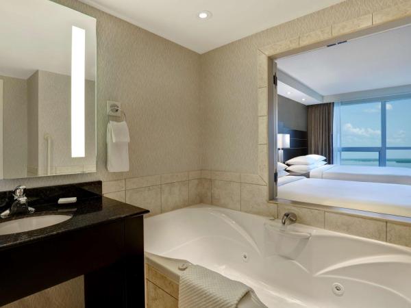 Embassy Suites by Hilton Niagara Falls/ Fallsview : photo 4 de la chambre queen suite with spa bath and horseshoe falls view