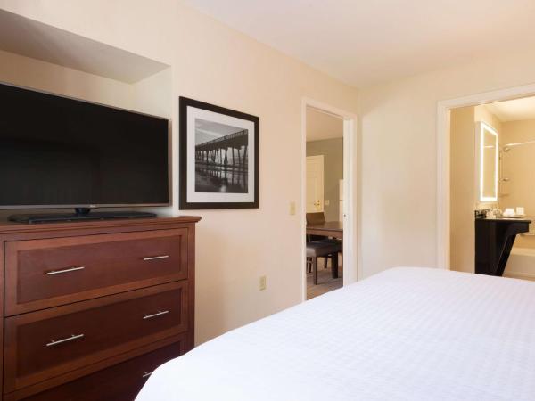 Homewood Suites Jacksonville Deerwood Park : photo 1 de la chambre chambre lit king-size - adaptée aux personnes à mobilité réduite/malentendantes