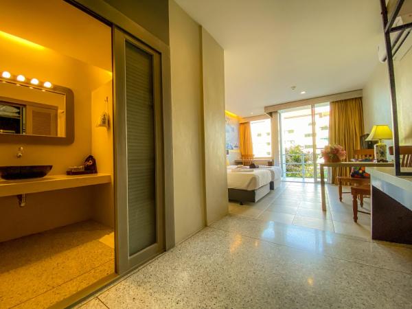 Sino House Phuket Hotel - SHA Plus : photo 2 de la chambre chambre double ou lits jumeaux avec balcon