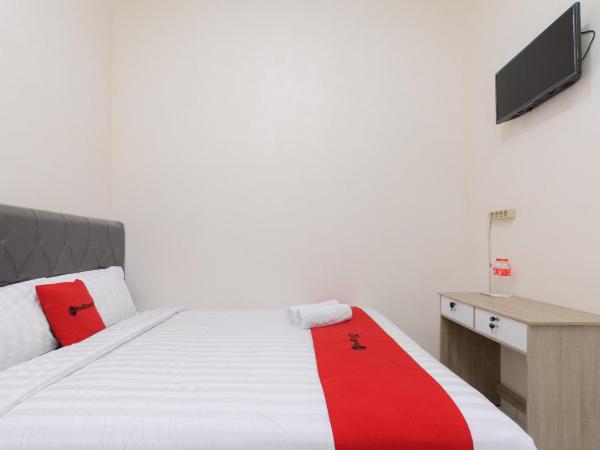 RedDoorz at Meruya Utara : photo 2 de la chambre chambre double standard