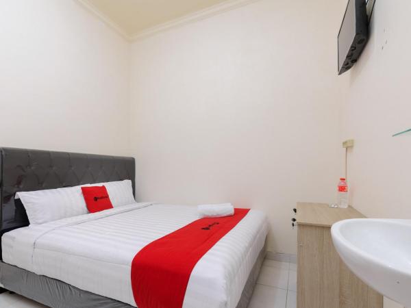 RedDoorz at Meruya Utara : photo 4 de la chambre chambre double standard