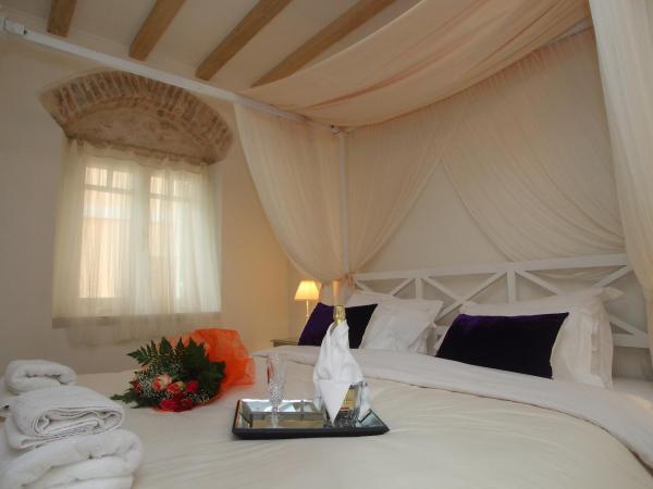 The Aigli : photo 8 de la chambre suite black and white