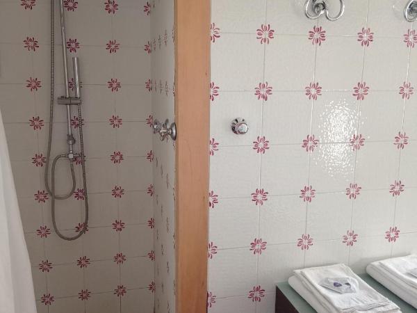B&B Casa Mancini : photo 7 de la chambre chambre double avec salle de bains privative séparée