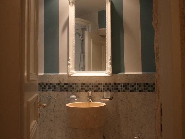 The Aigli : photo 3 de la chambre suite black and white