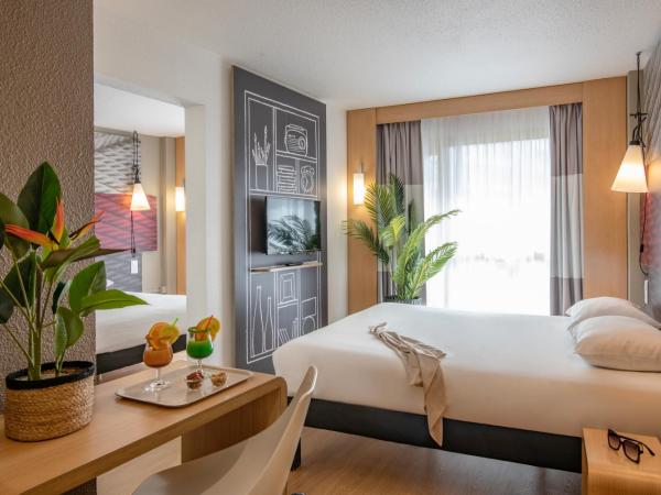 ibis Cannes Plage La Bocca : photo 1 de la chambre chambre double standard avec 2 lits doubles