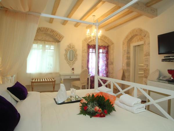 The Aigli : photo 1 de la chambre suite black and white