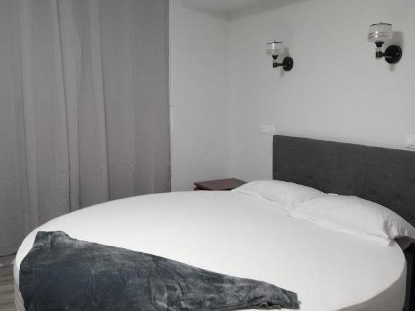 HOSTAL GOLDEN 21*** : photo 1 de la chambre chambre lit queen-size avec baignoire spa