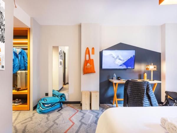 Hotel Base Camp Lodge - Albertville : photo 6 de la chambre chambre double ou lits jumeaux - vue sur jardin