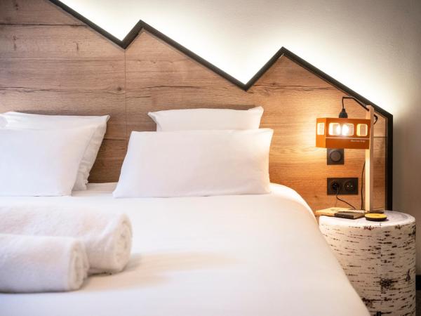 Hotel Base Camp Lodge - Albertville : photo 5 de la chambre chambre double ou lits jumeaux - vue sur jardin