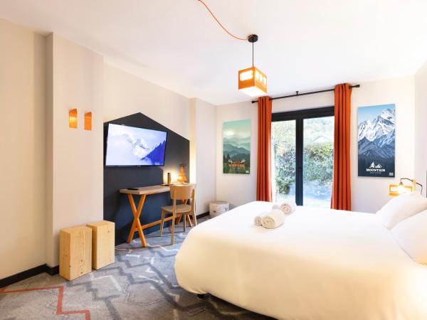 Hotel Base Camp Lodge - Albertville : photo 3 de la chambre chambre double ou lits jumeaux - vue sur jardin