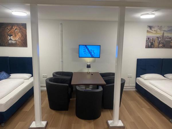 Hanseat Apartments : photo 2 de la chambre chambre quadruple avec salle de bains privative