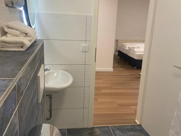 Hanseat Apartments : photo 3 de la chambre chambre quadruple avec salle de bains privative